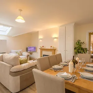 Center - 3 Minutes Walk To The Town Square Apartment